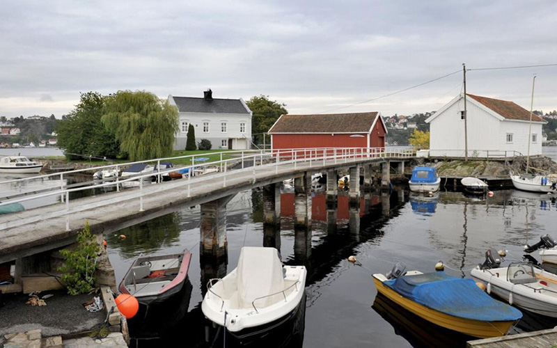 Jomfruholmen bro med båter ved siden av